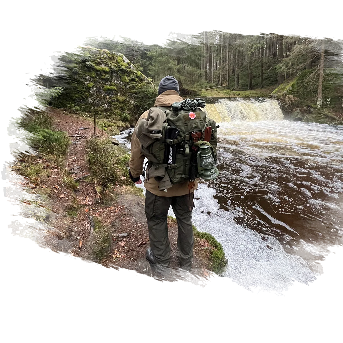 Zdjęcie mężczyzna z plecakiem a w tle woda, las